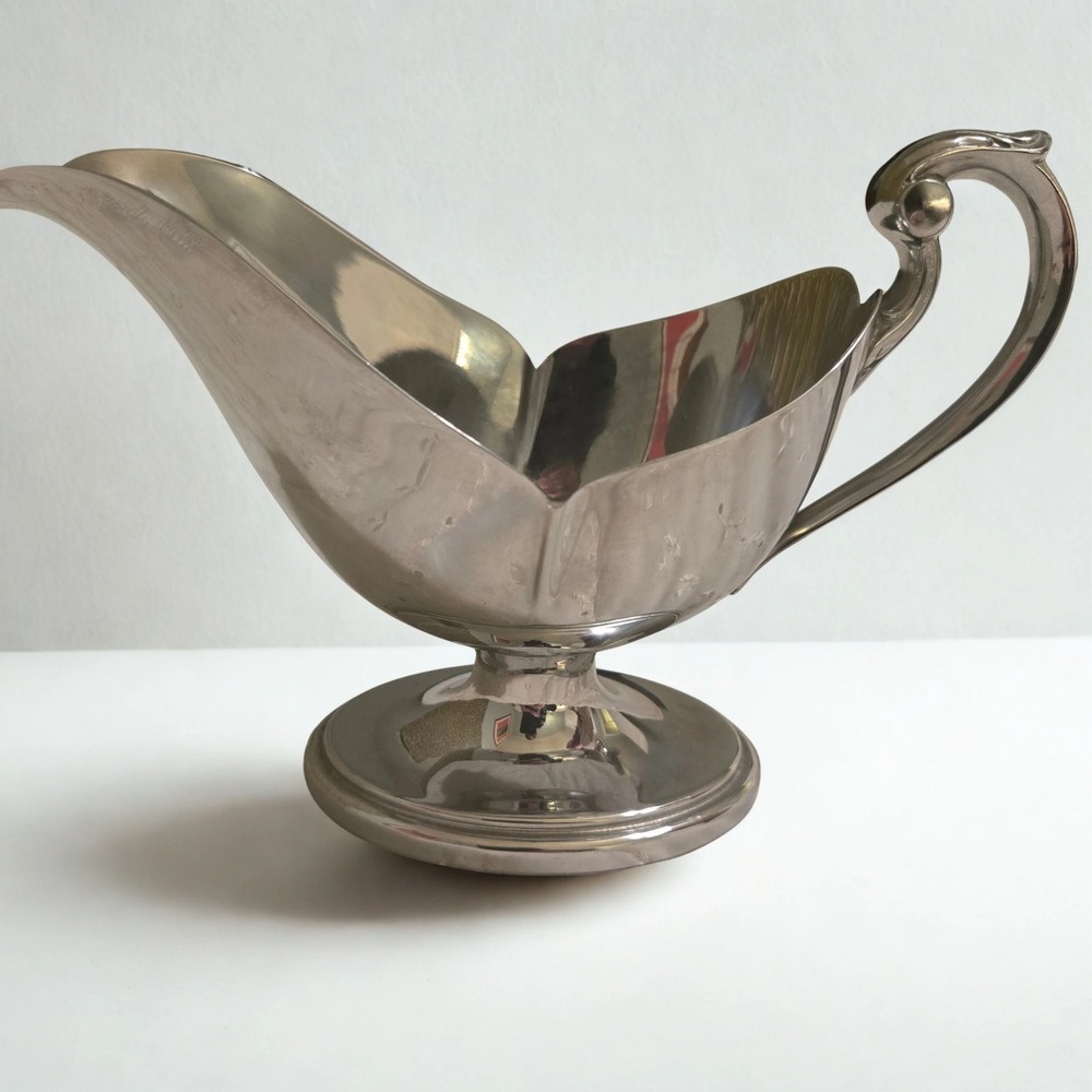 Vtg Silver Scalloped Pedestal Gravy Boat Scrolled Handle Classic‎ traditional